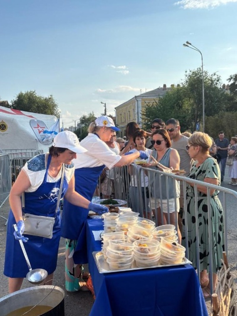 Енотаевцы приготовили уникальную уху на фестивале в Астрахани к Дню рыбака