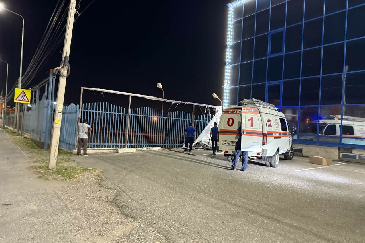 В Хасавюрте демонтировали 100 незаконных рекламных конструкций