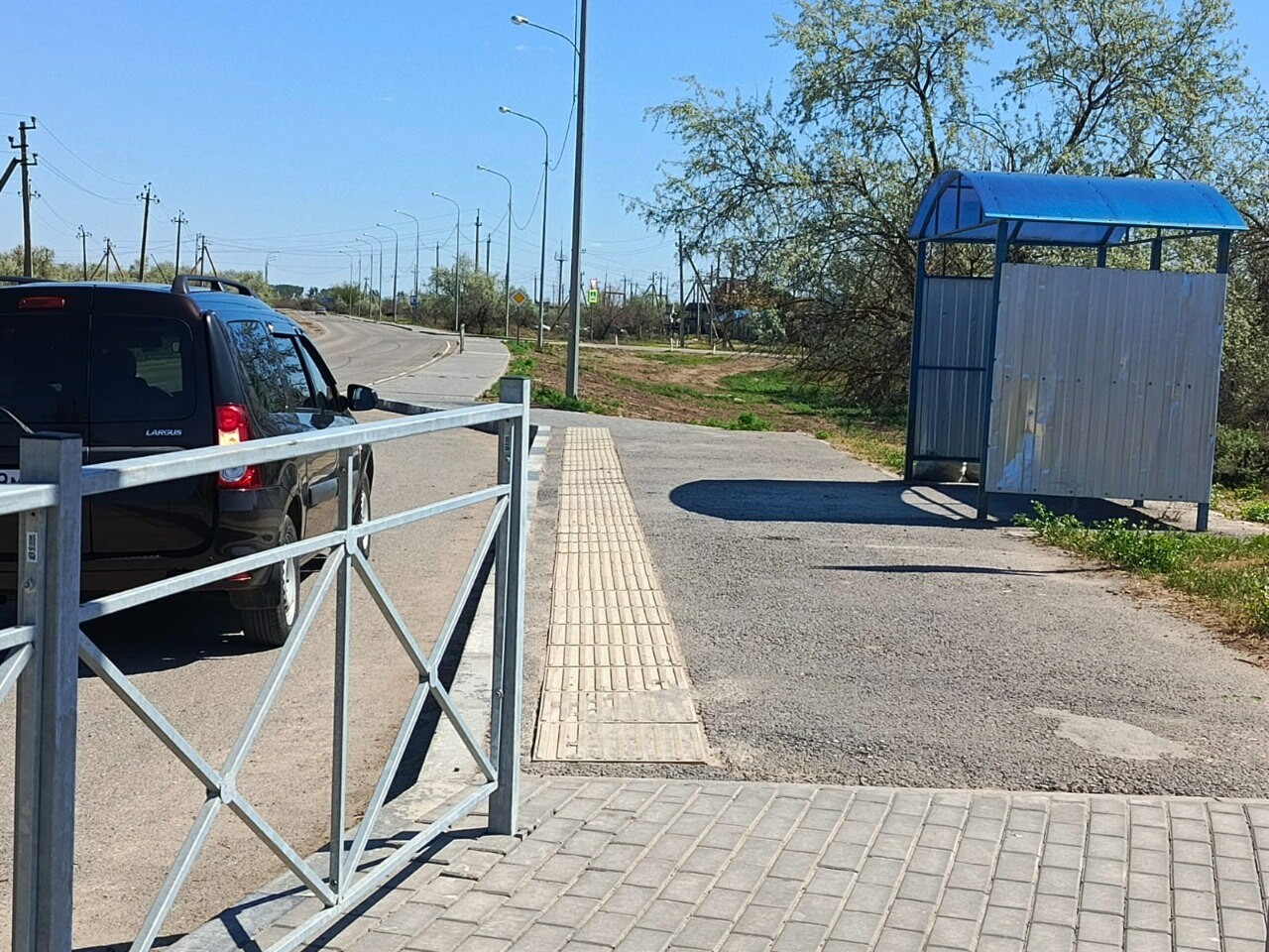 В Астраханской области создали дорожку с тактильной плиткой для незрячих