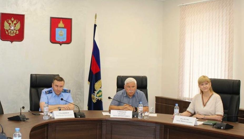Жители Лиманского района обратились к прокурору с волнующими вопросами