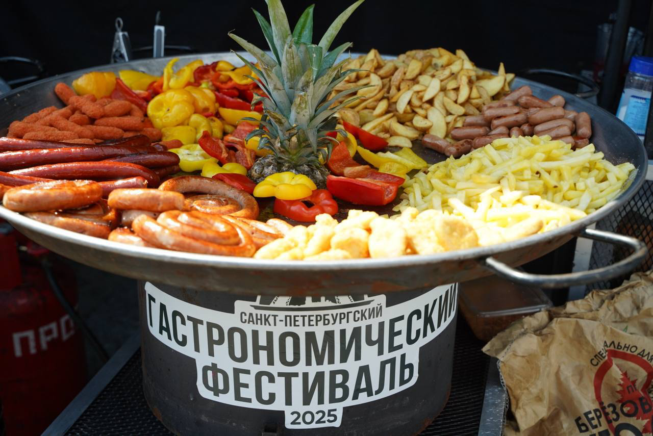 В Петербурге на Пионерской площади стартовал гастрофестиваль