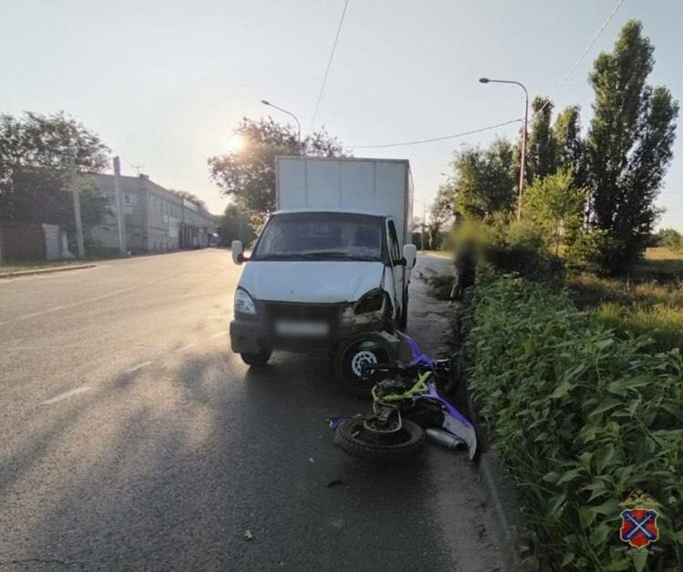 В Волгограде мотоцикл с подростками влетел в «Газель»