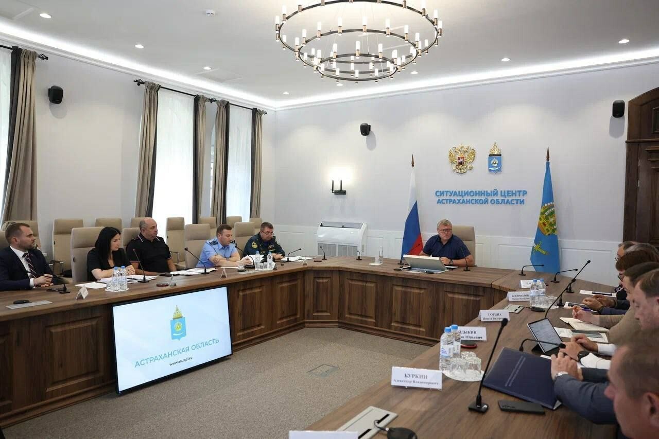 Спасатели МЧС разобрали завалы частично рухнувшего дома в Астрахани