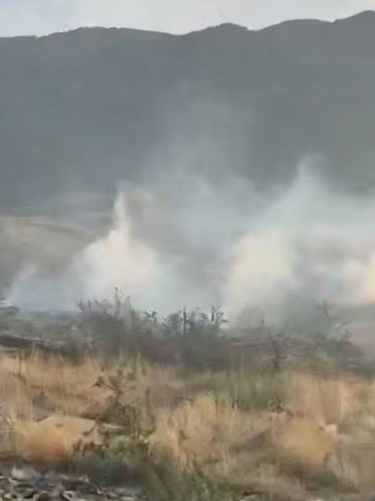 На окраине Махачкалы вновь загорелась стихийная свалка