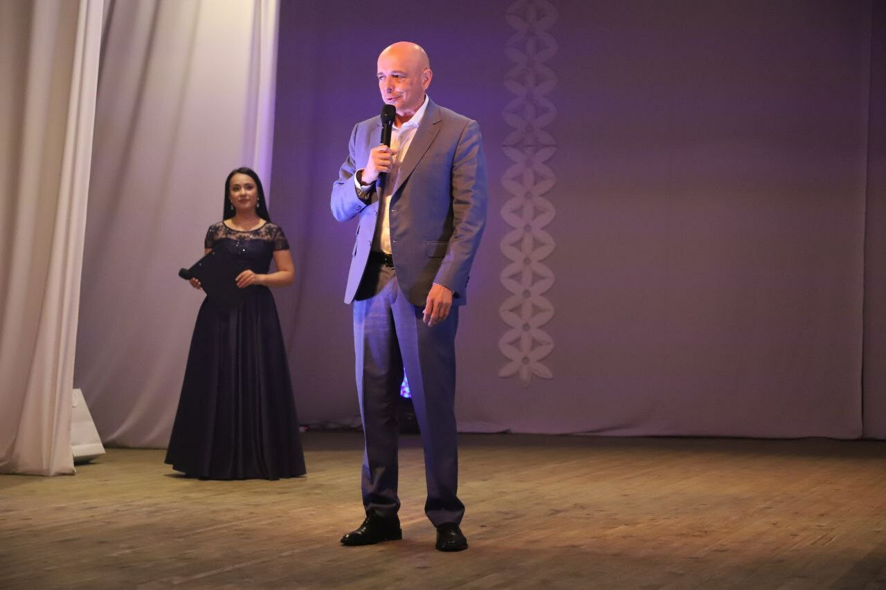 Сергей Сокол поздравил хирургов Хакасии с 40-летием отделения