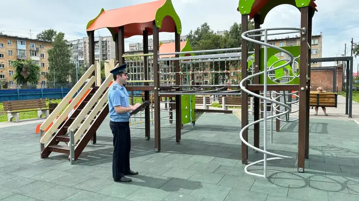 В Новосибирске управляющая компания заплатила за травму ребенка на горке