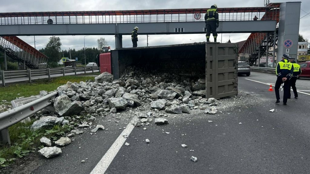 Грузовик с камнями опрокинулся на въезде в Екатеринбург