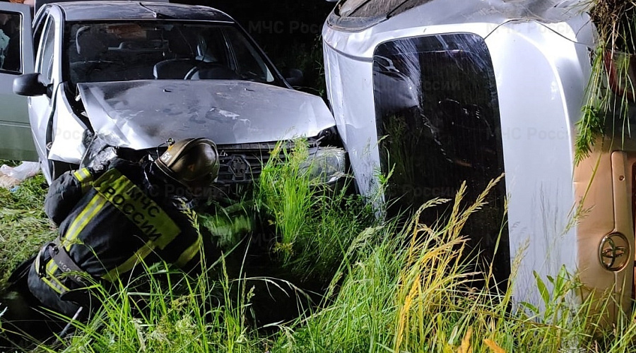 В Жукове две иномарки столкнулись и вылетели в кювет на полной скорости