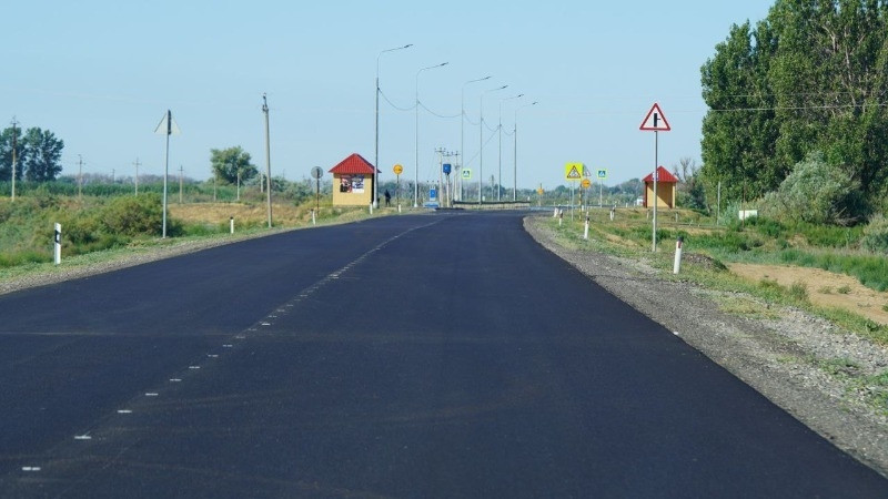 Трассу Р-215 в Икрянинском районе обновляют для повышения безопасности
