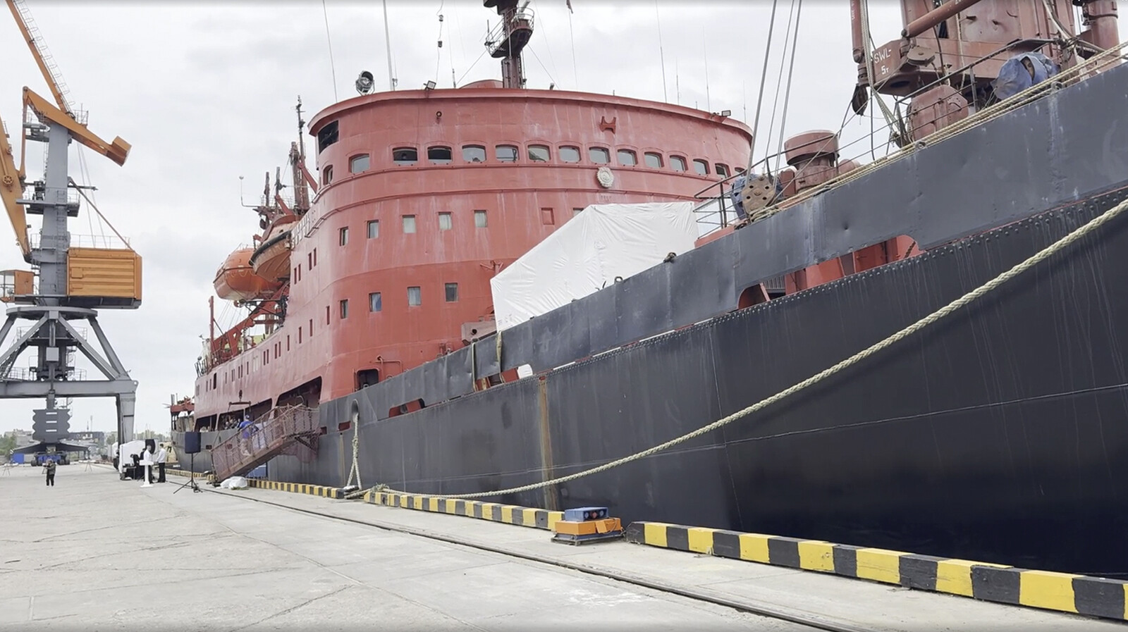 Судно с грузом направили к Белому острову для строительства маяка