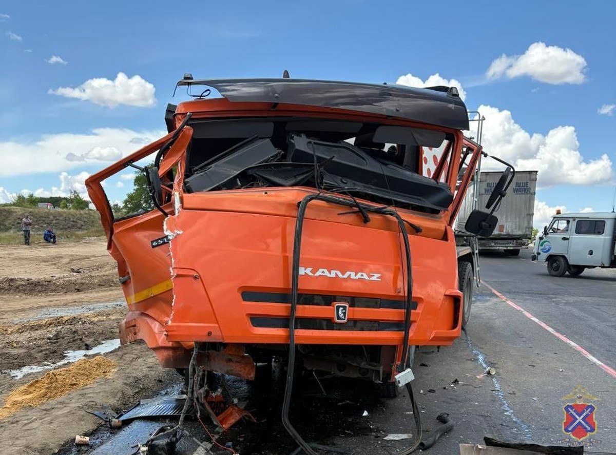 На трассе под Волгоградом бетономешалка протаранила фуру
