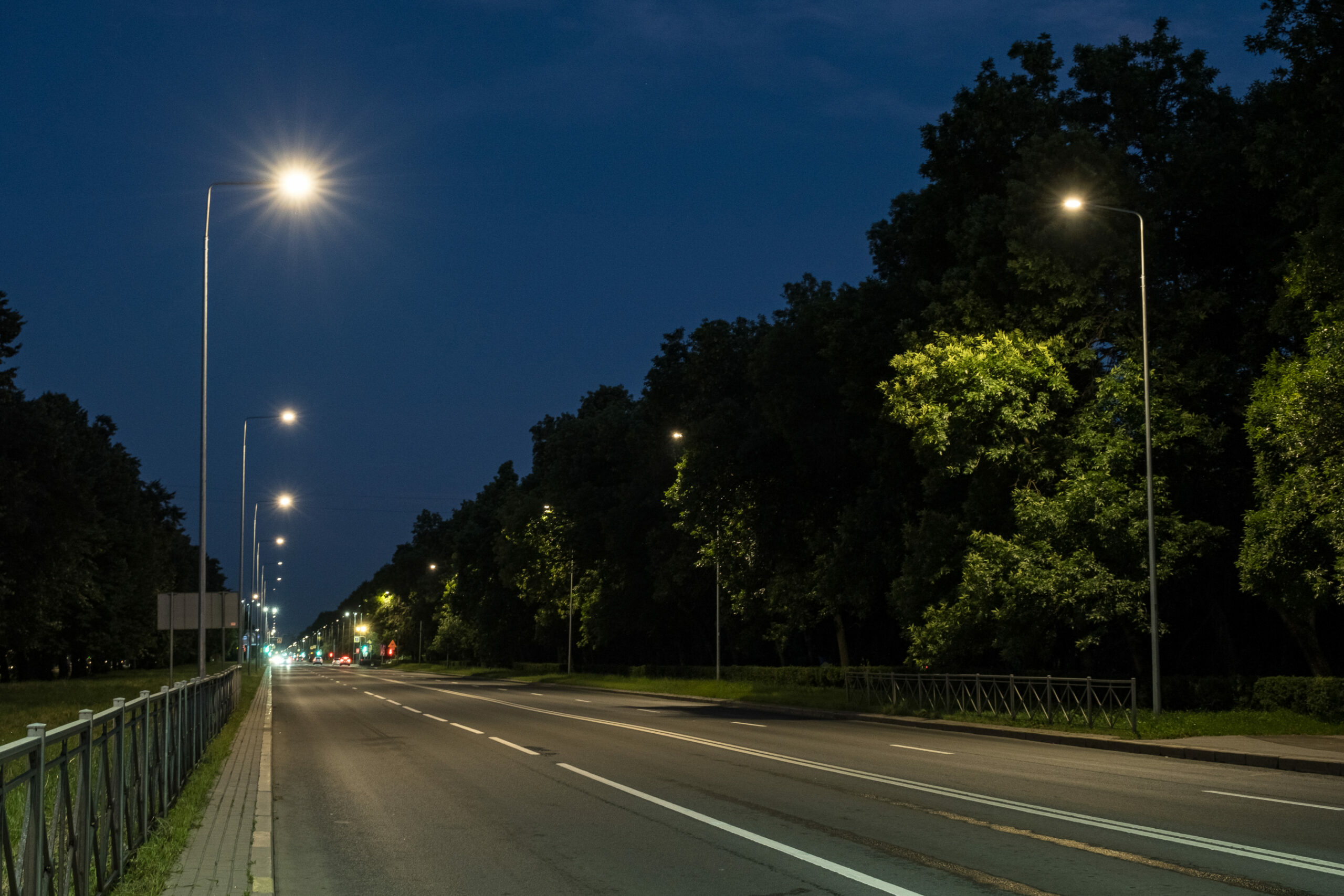 В Петербурге на проспекте Юрия Гагарина завершили обновление освещения