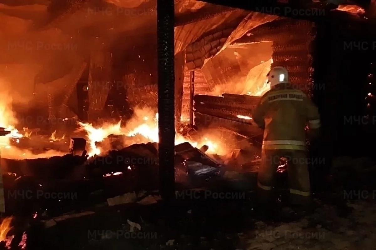 В Каменском районе сгорел ангар площадью 500 м²