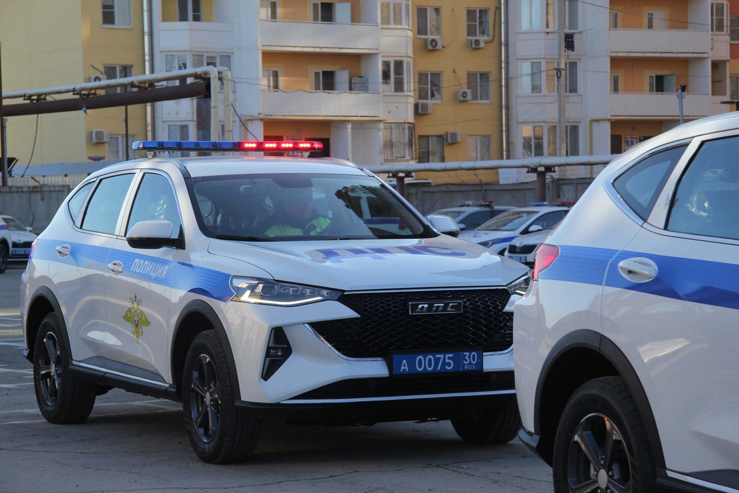 Астраханец ударил полицейского ногой в грудь в патрульной машине