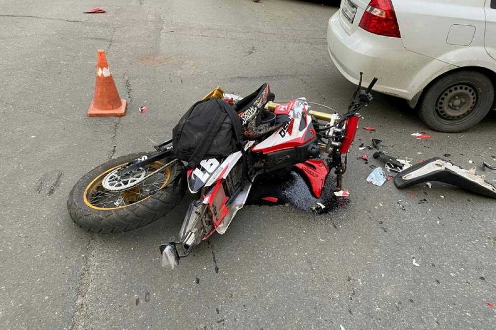 В Абакане водитель без прав спровоцировал ДТП с мотоциклом