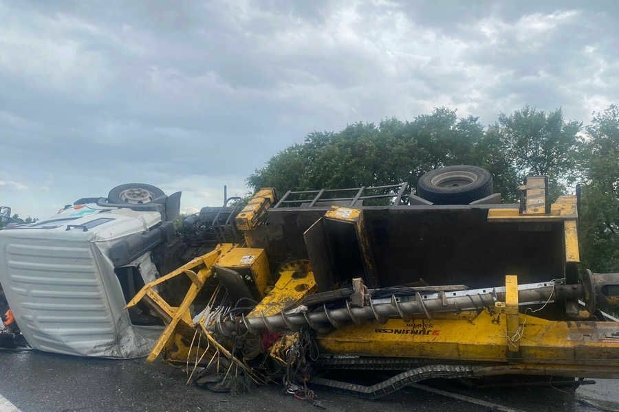 На трассе в Хакасии опрокинулся автомобиль с буровой установкой