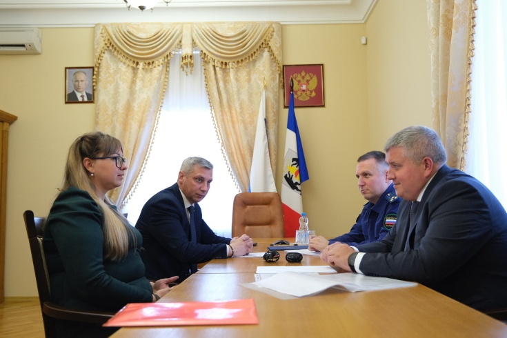 Новгородцы добились ремонта и света после приема у Александра Дронова