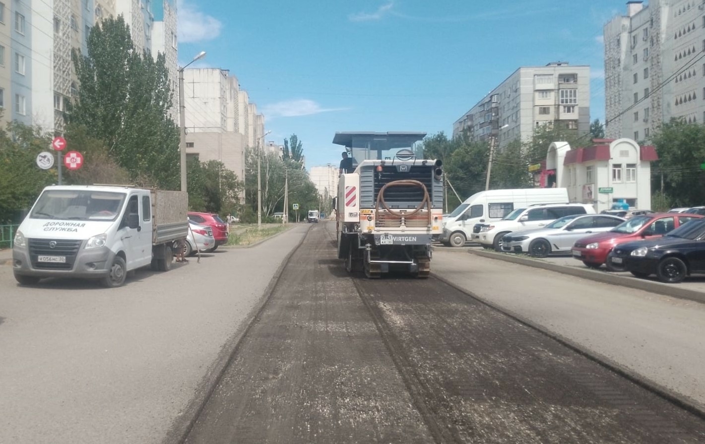 Асфальт обновляют на ключевых улицах Астрахани от центра до окраин