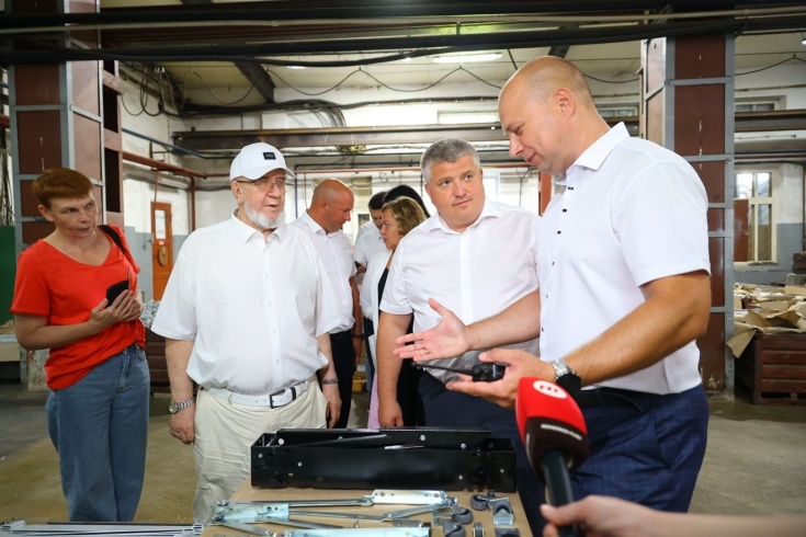 Александр Дронов посетил ЗАО «Окуловский завод мебельной фурнитуры»