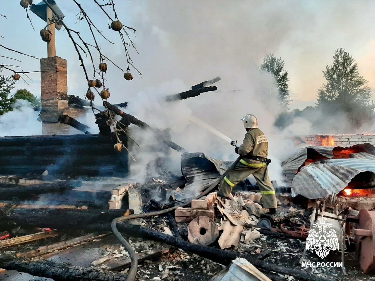В Тверской области при пожаре в деревне погибли мужчина и женщина