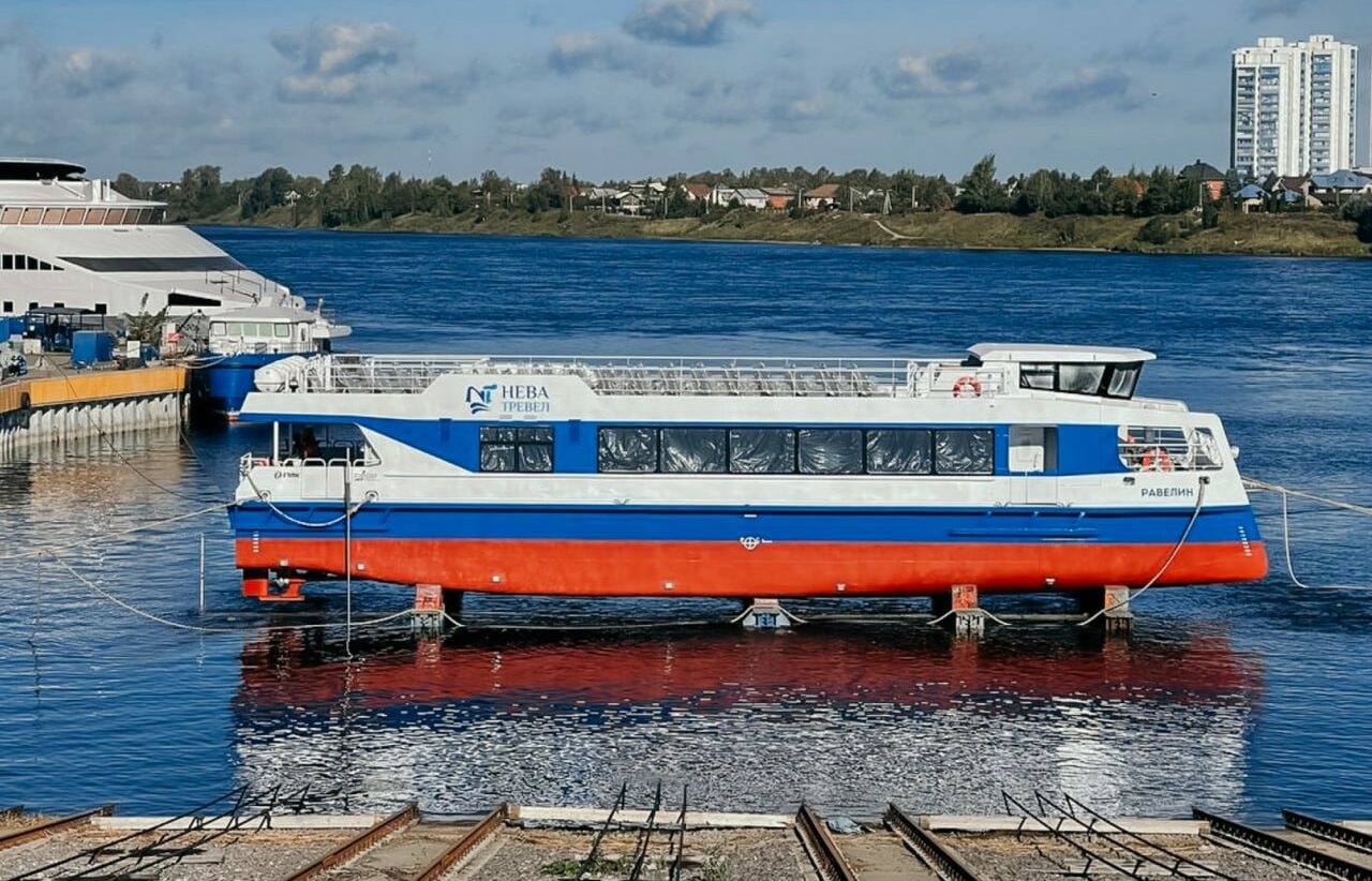 В Петербурге спустили на воду новый экскурсионный катамаран «Габион»