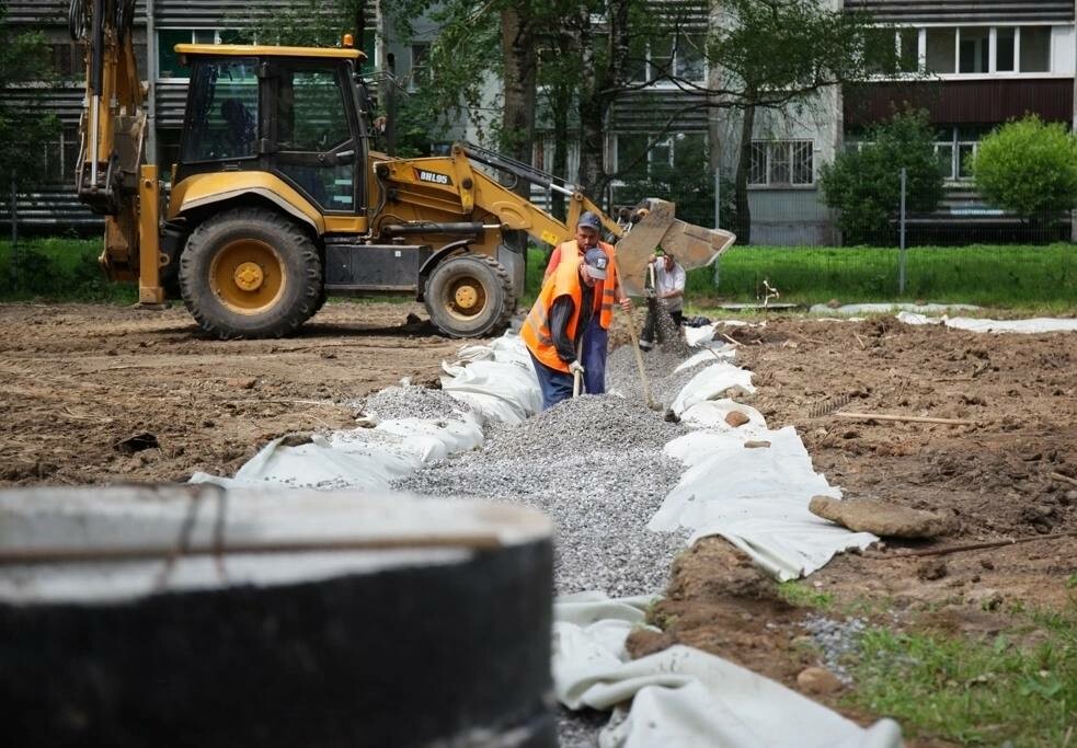 В Череповце у школы №25 продолжается строительство нового стадиона
