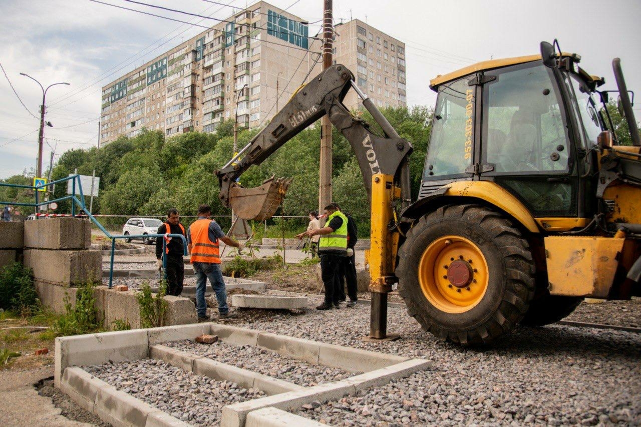 Лебедев проверил ход ремонта на улице Капитана Орликовой в Мурманске