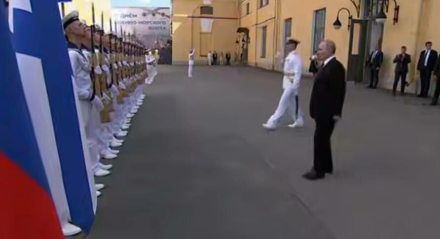Путин прибыл в Петербург и лично поздравил моряков с Днем ВМФ