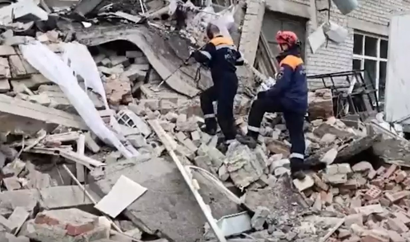 Спасатели не нашли людей под завалами рухнувшего здания в Екатеринбурге