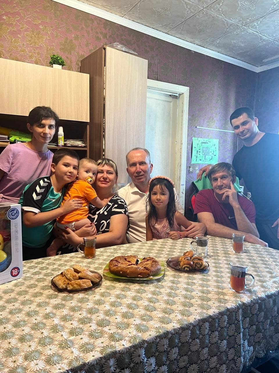 Игорь Седов поздравил семью активистов Каретниковых с днем рождения сына