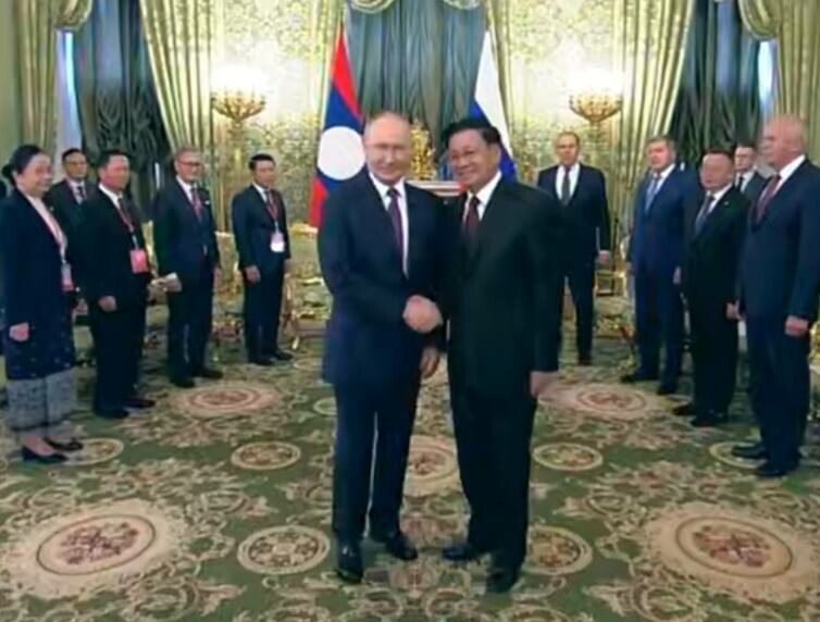 В хозяйстве пригодятся: Путину подарили слонов из Лаоса