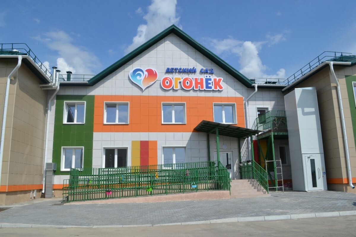 В Белом Яре завершат строительство детсада на 120 мест с охраной и спортплощадкой