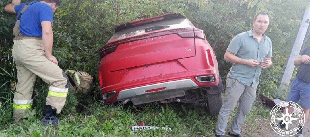 В Уфе иномарка съехала в кювет после столкновения с автобусом