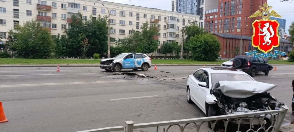 В Екатеринбурге разыскивают водителя, устроившего ДТП на встречной полосе