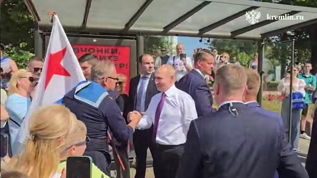 Путин неожиданно появился на Дворцовой площади в Петербурге