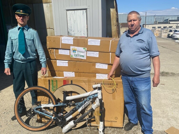 Таможенники из Астрахани передали конфискованные велосипеды детям