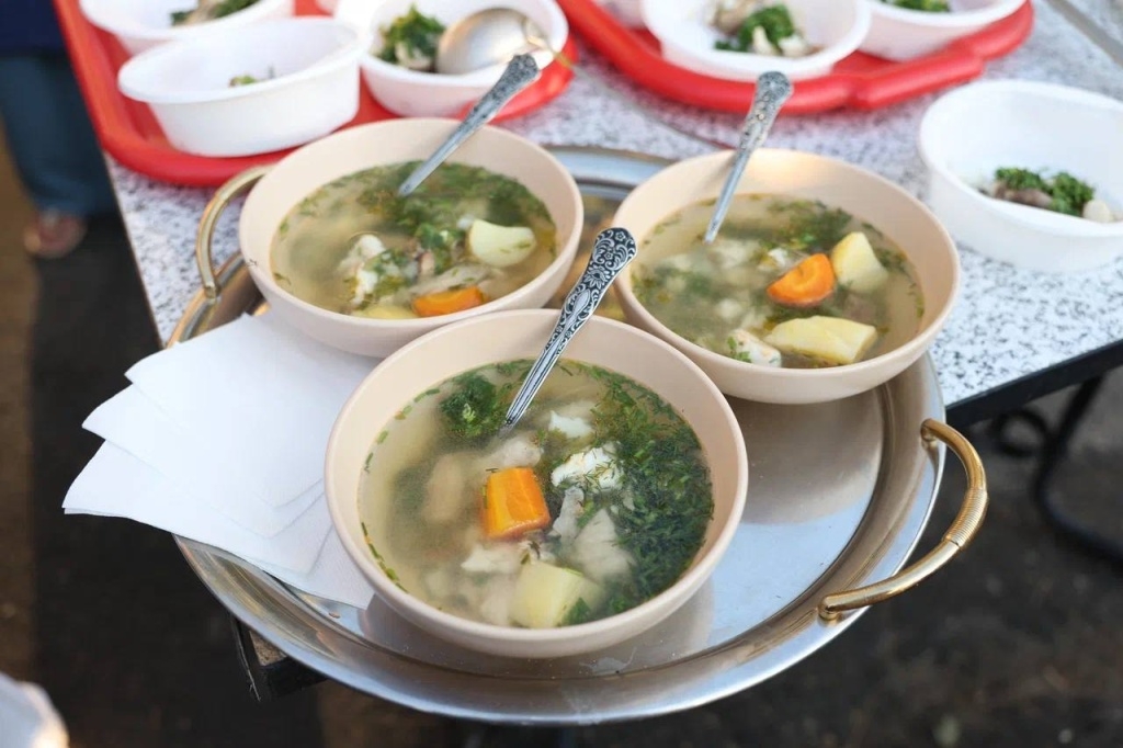 Более 1000 литров ухи сварили в Астрахани на День рыбака у набережной