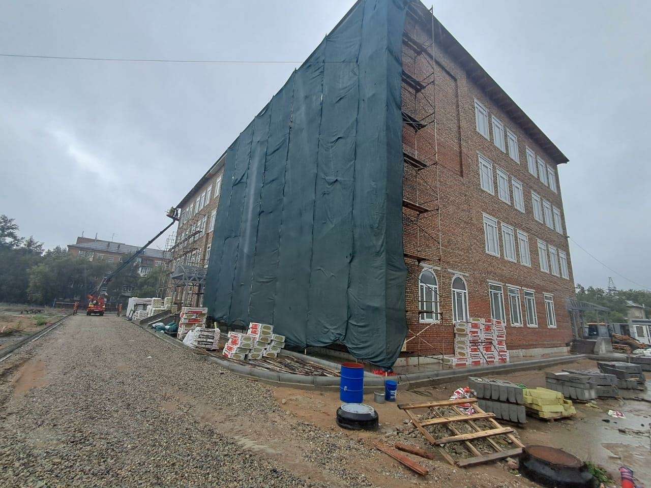 В гимназии №88 Омска начались фасадные работы в рамках капитального ремонта