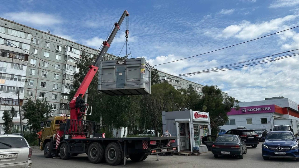 В Омске продолжается демонтаж незаконных торговых киосков