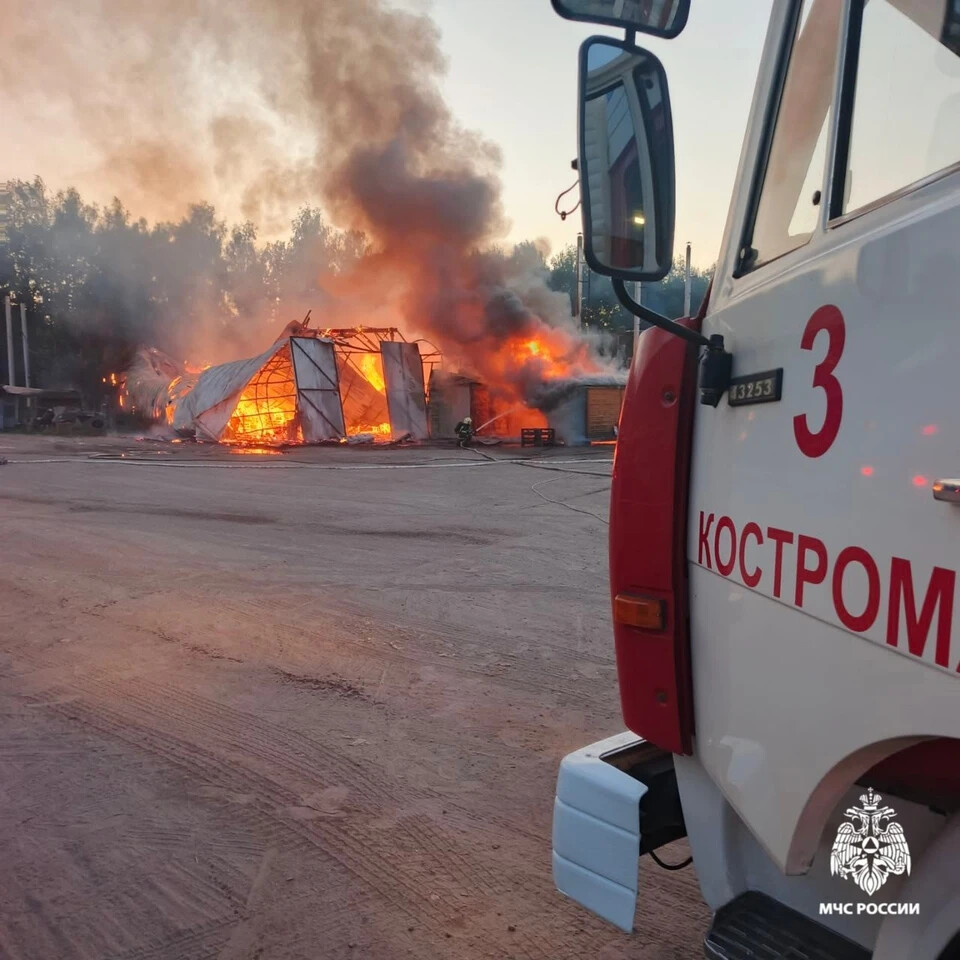 Крупный пожар уничтожил пилораму на Ярославской в Костроме за час