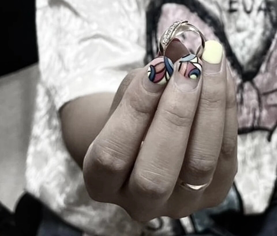 В Омске мужчина обокрал знакомого после застолья и сдал кольцо в ломбард