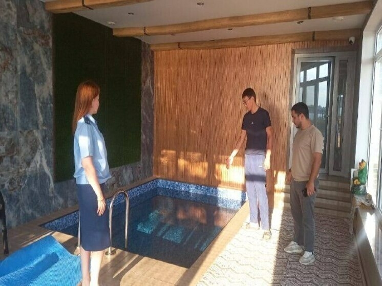 Пленка на бассейне скрыла тонущего малыша в Астраханской области