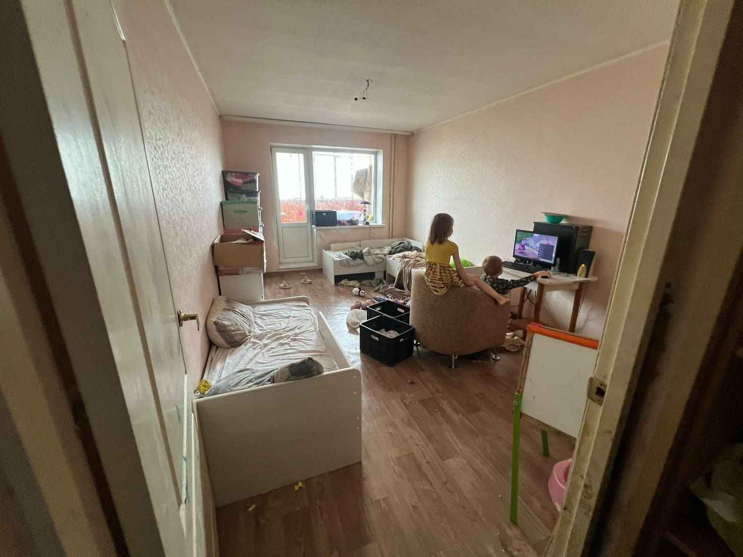 В Екатеринбурге после падения ребенка из окна у семьи изъяли еще троих детей