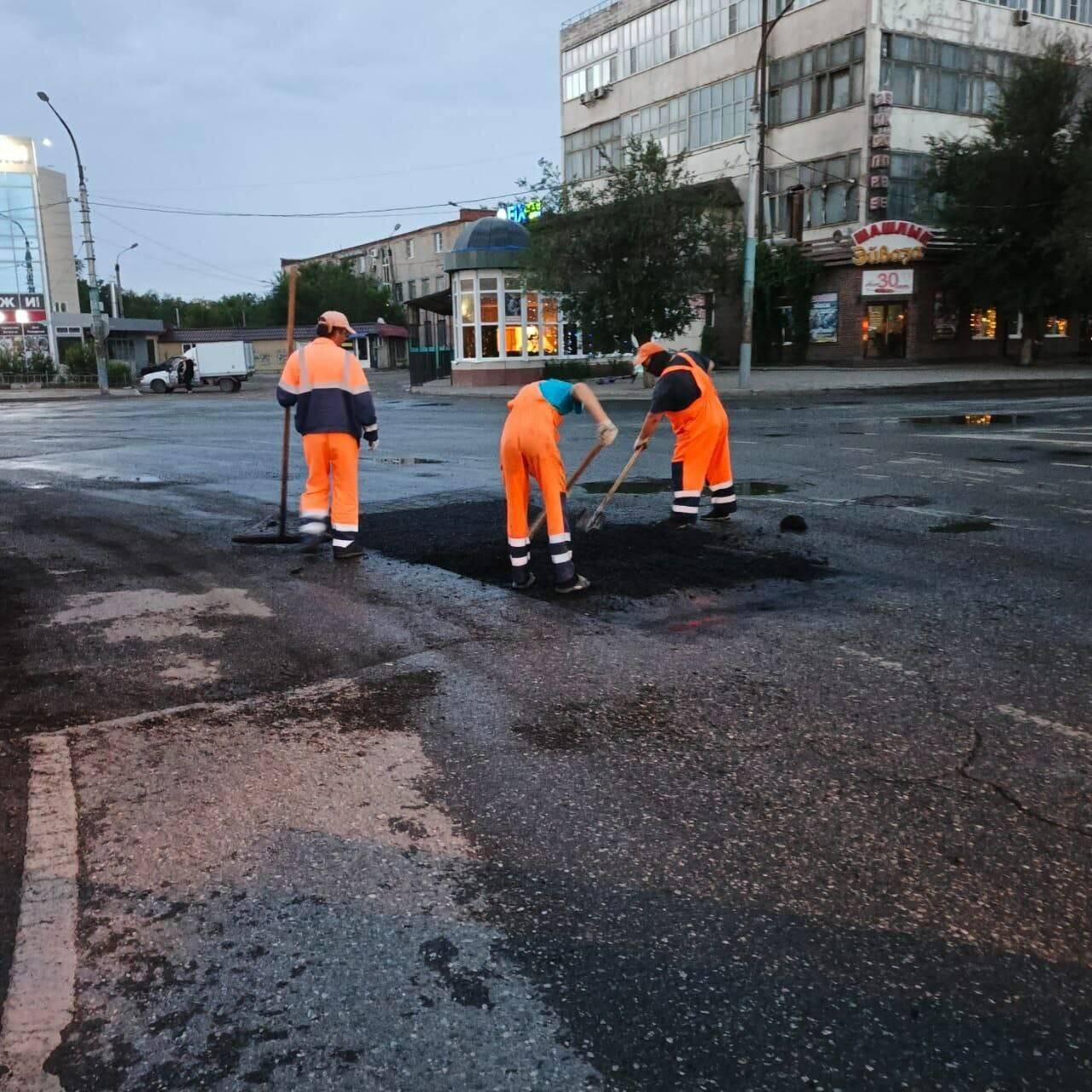В Астрахани продолжается масштабный ямочный ремонт дорог и мостов