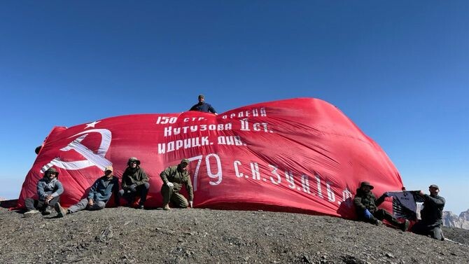 На вершине Базардюзю развернули Знамя Победы спортсмены Дагестана