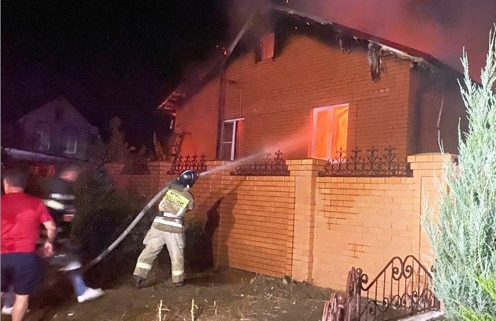 В Астрахани тушили пожар в двух домах
