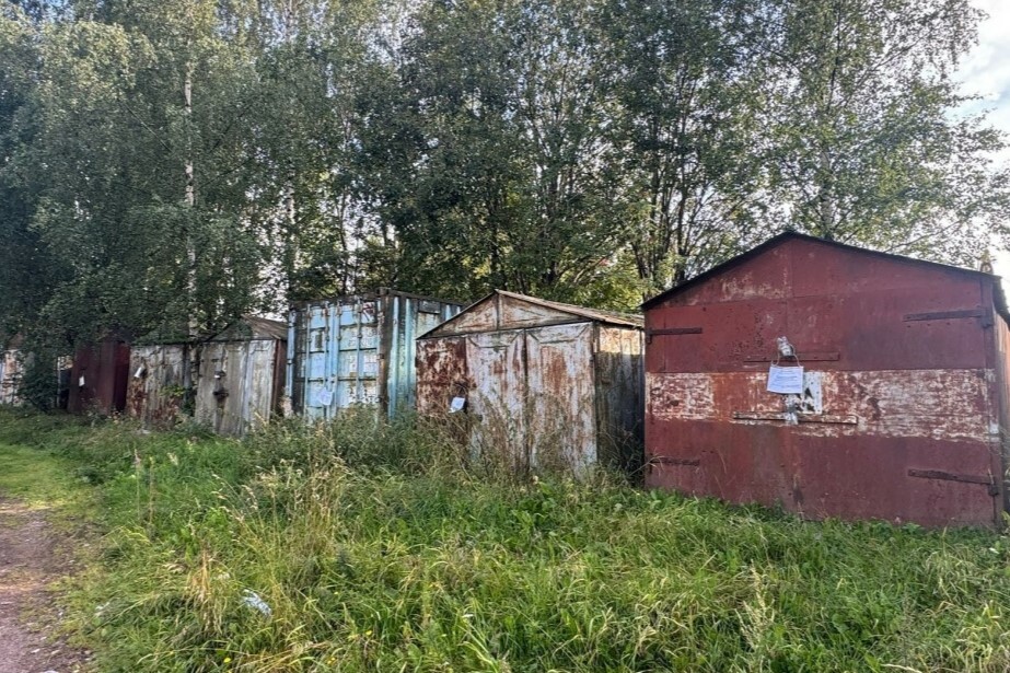 В Выборге продолжается демонтаж неправомерно установленных объектов