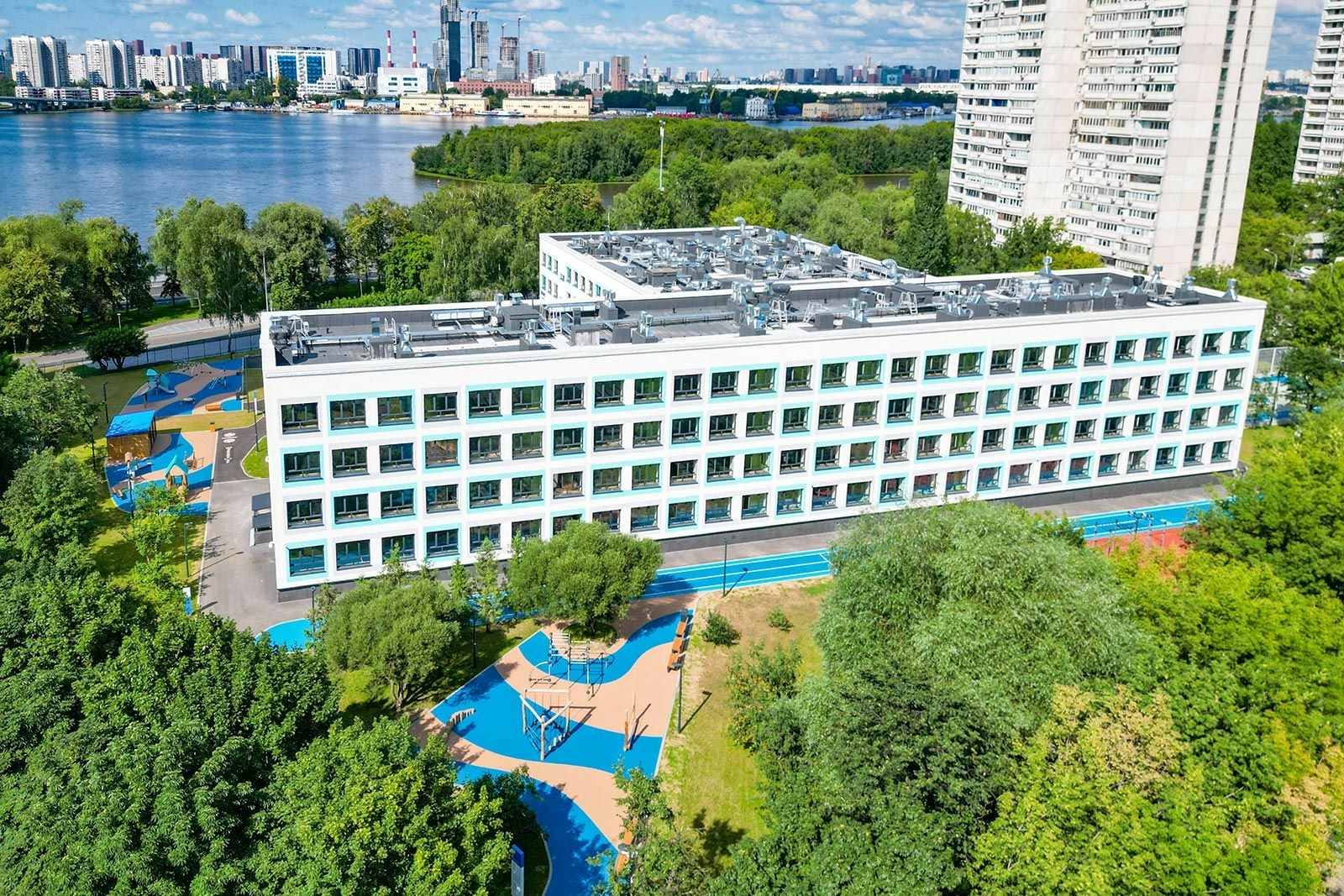 К 1 сентября в Москве благоустроили территории более 60 образовательных учреждений