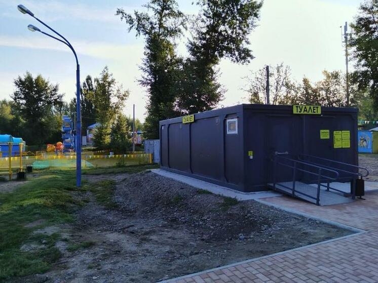 В абаканском парке заработал теплый туалет