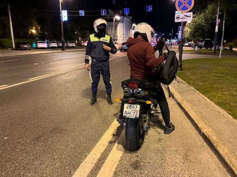 Тюменских байкеров начали ловить ночью и штрафовать